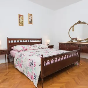 Dzeki Apartment Split